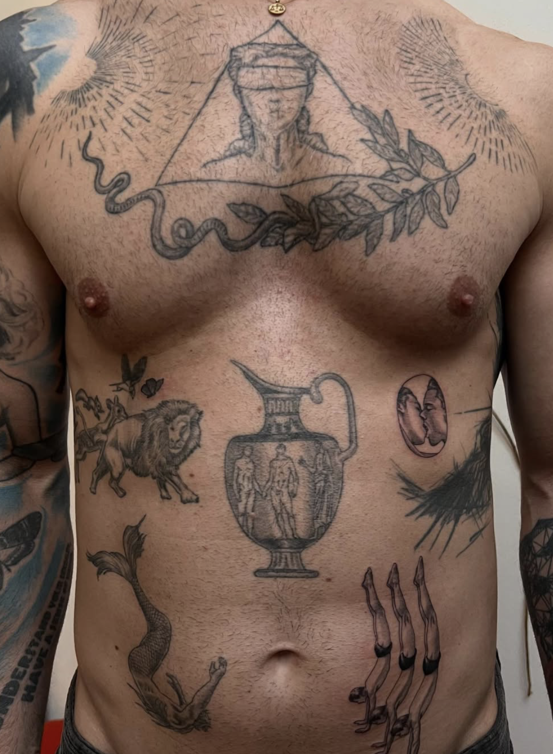 Klasická figura, kalich, mytologie — stehno